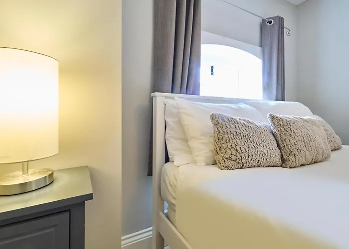 Host & Stay - Roper Road